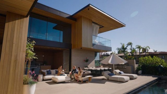 Selling Sunset S08E01