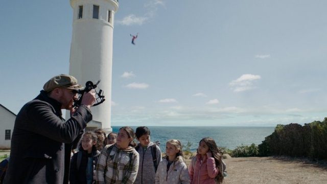 La mujer de la casa de enfrente de la chica en la ventana S01E04
