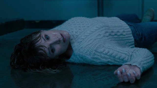 La mujer de la casa de enfrente de la chica en la ventana S01E08