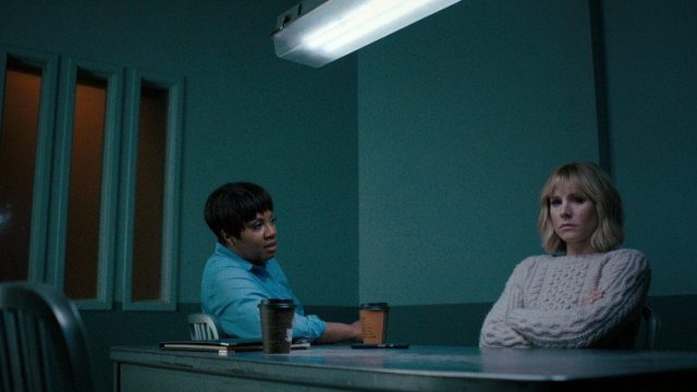 La mujer de la casa de enfrente de la chica en la ventana S01E07