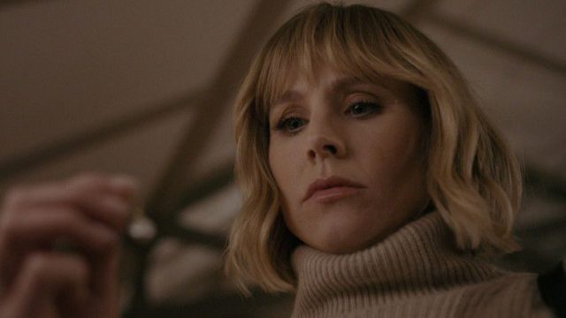 La mujer de la casa de enfrente de la chica en la ventana S01E03