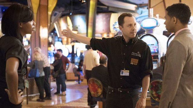 Sneaky Pete S02E09