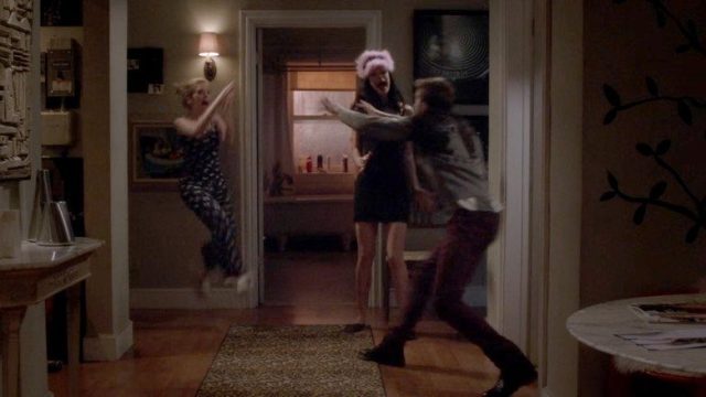 Apartamento 23 (Don't Trust the B---- in Apartment 23) S00E03